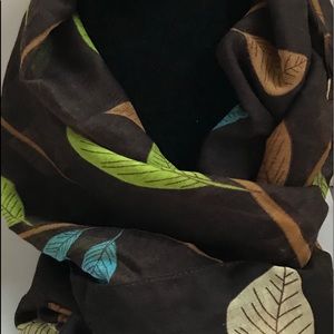 Women’s leaf print scarf